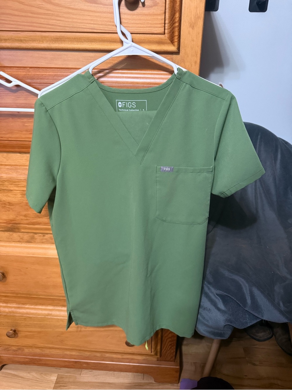 FIGS Women’s fern V-Neck Short Sleeve Scrub Top